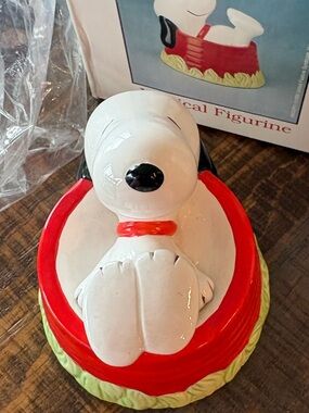Vintage Snoopy Sitting in Dog Bowl Willitts Music Box No. 9305 Peanuts